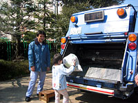 清掃車への積み込み体験☆