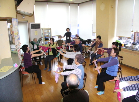 ふれあい銭湯事業で健康づくりの体操を行っている様子