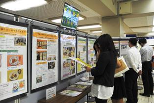 展示パネルを見学