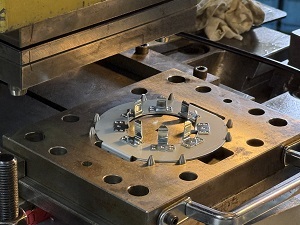 写真：避雷用コネクタ