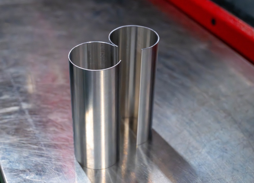 写真：金属板を加工したもの