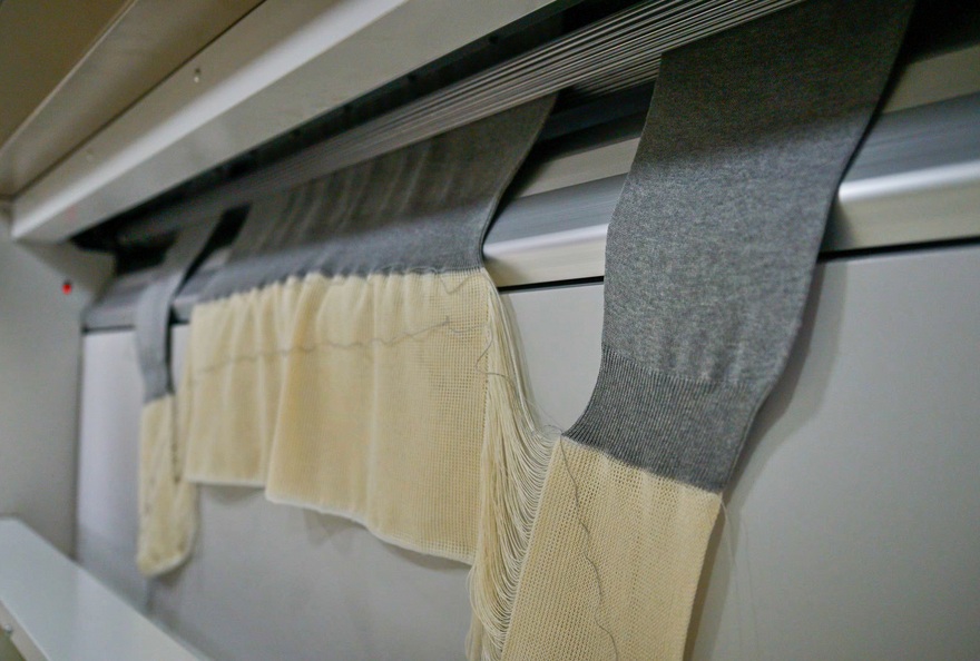 写真：機械からニットが出てくる場面