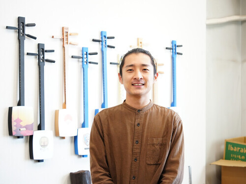 写真：制作作業をする西村さん