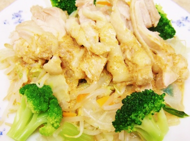 写真は「蒸し鶏と茹で野菜のごまソース」