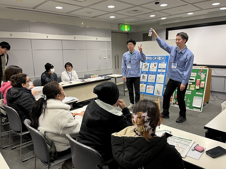 ゴミの出し方や分別について学ぶ様子の写真