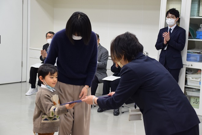 認定証授与の様子