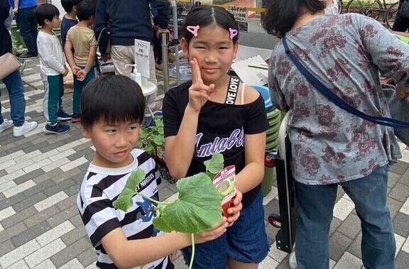 メロンの苗配布会の写真