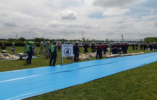 区及び消防団・消防署による積み土のう工法実施状況写真です。