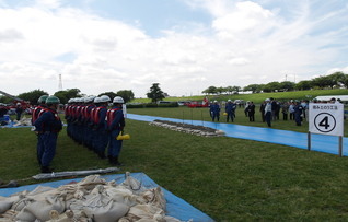 消防署による積み土のう工法の完成状況写真です。