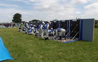 区職員による止水板の設置状況写真です。