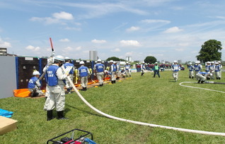 区職員による大型水のう注水状況の写真です。