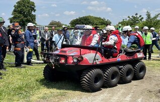 水陸両用車の走行状況写真です。
