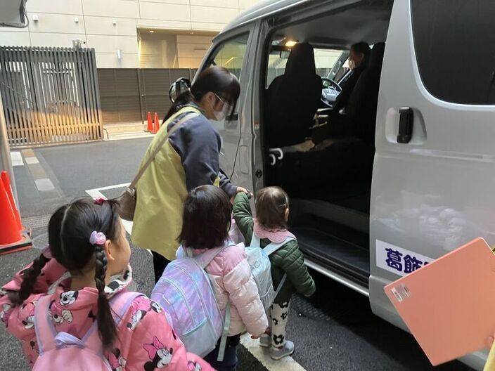 送迎バスには運転手の他に預かり職員2名が一緒に乗り、お子さんの乗り降りもしっかり補助します