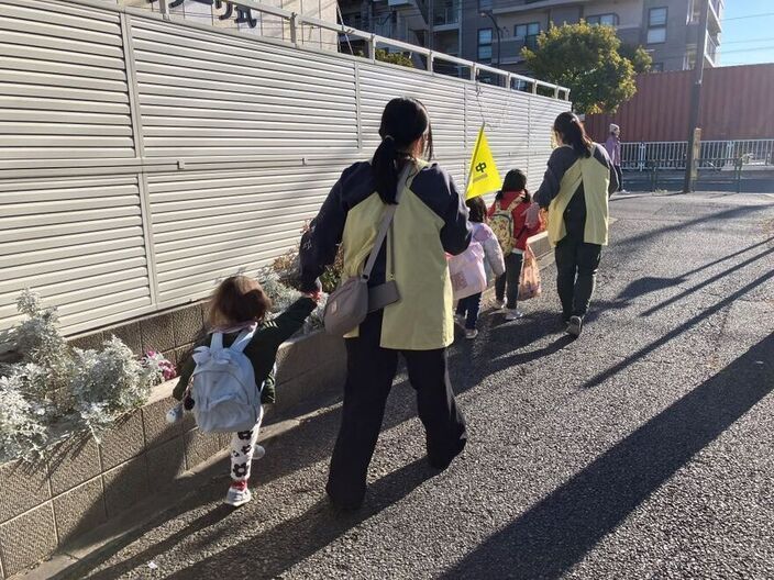 送迎バスを降りた後も預かり職員が付いて、保育園入口まで安全に移動します