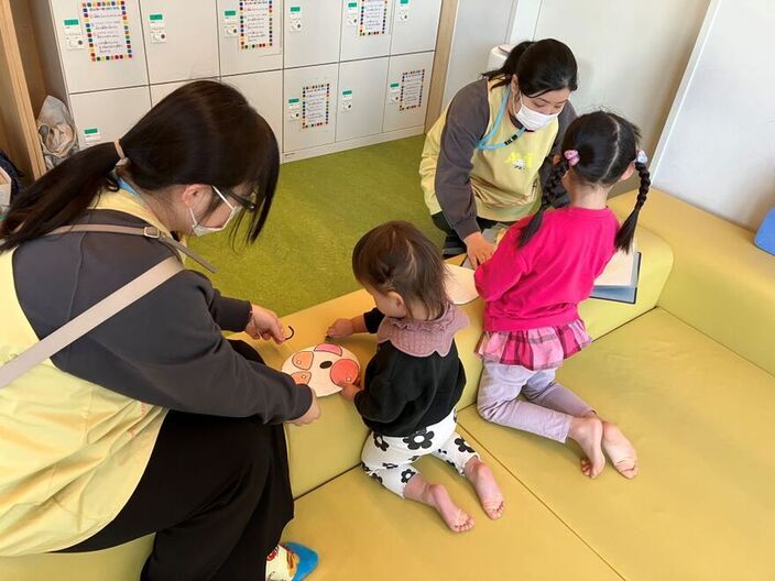 朝にお子さんをお預かりしてから送迎バス乗車までの間、みんなで仲良く遊びながら待ちます