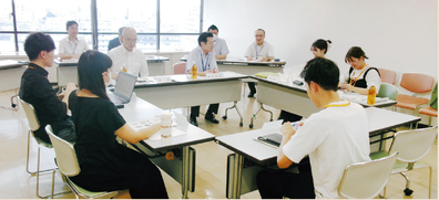 区長への企画説明の様子