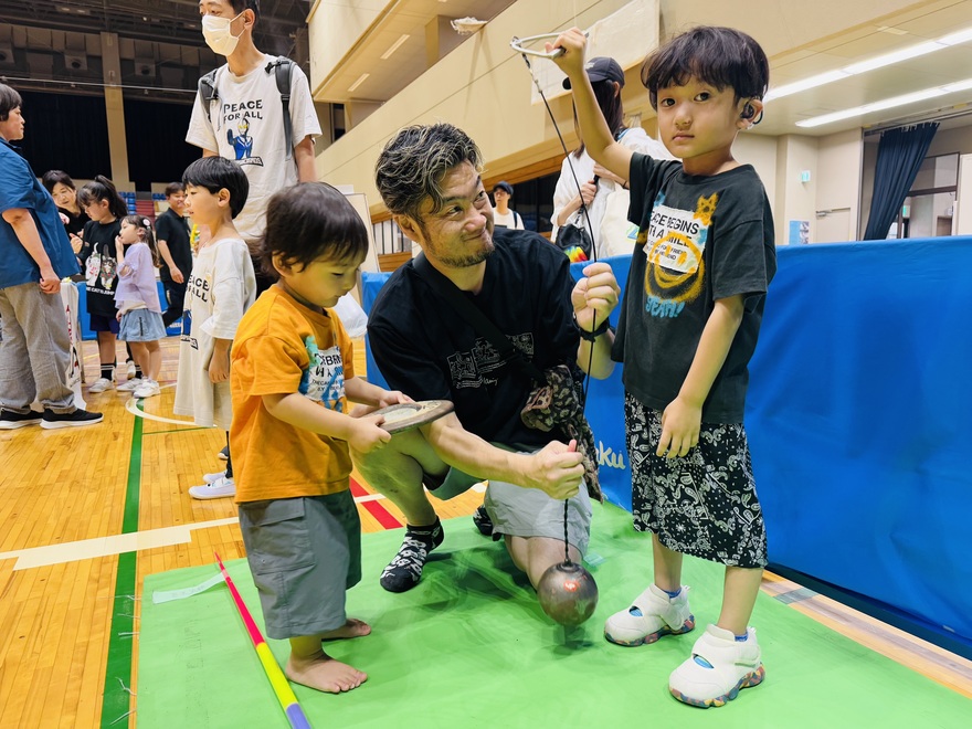 ハンマーの重さ体験中の様子