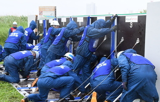 区職員による止水板の設置状況写真です。