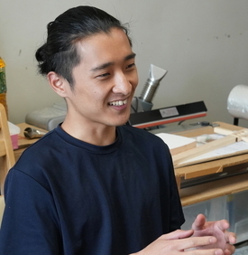 インタビューを受ける西村さん