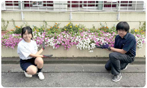 一之台中学校花壇と園芸部の2人の写真