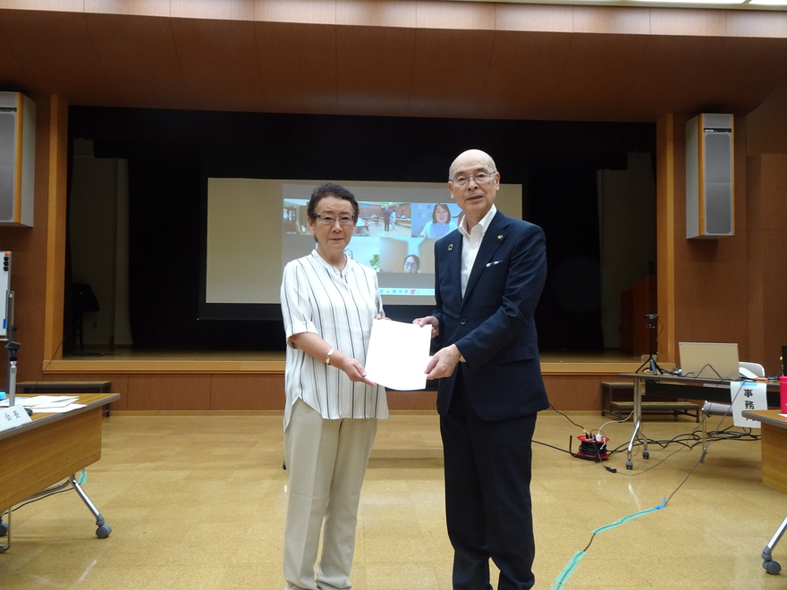 諮問書交付式の様子（令和7年7月18日）　葛飾区男女平等推進センター多目的ホールにて