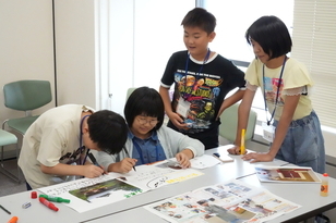 記事を作成している様子の写真