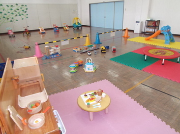 広い遊戯室で遊ぶことができます。