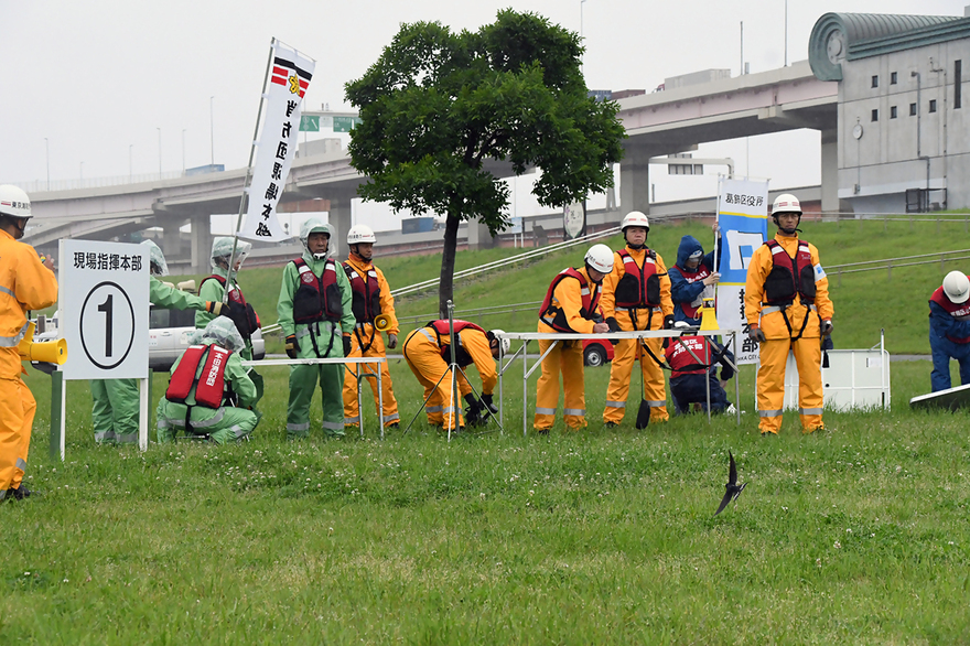 写真_河川敷で水防訓練をしている_01