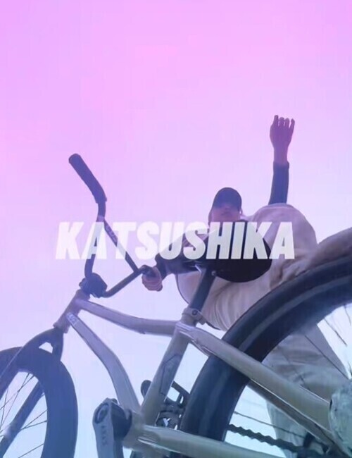  写真：川口さんとBMX