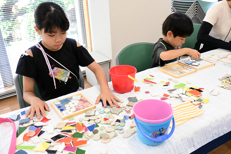 写真：こどもたちの創作活動