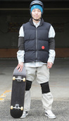 ヘルメットや、肘・膝を守るプロテクターを着用した服装