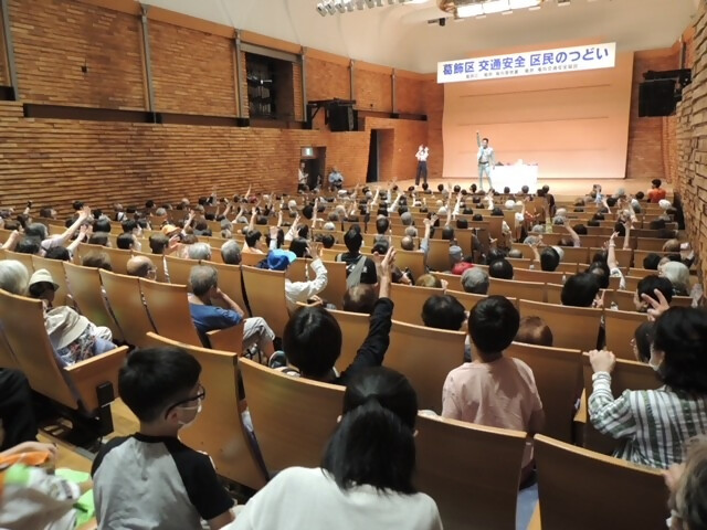 講演中に手を挙げる人たち