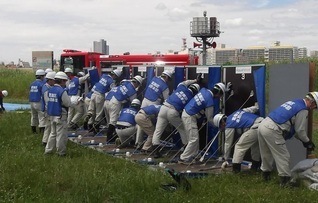 大型止水板の組み立て状況です