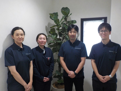 （左から） 管理部：主任 石川あゆみさん、看護師 髙見澤友美さん、代表取締役社長：永井甲介さん、生産管理部：野田龍太さん